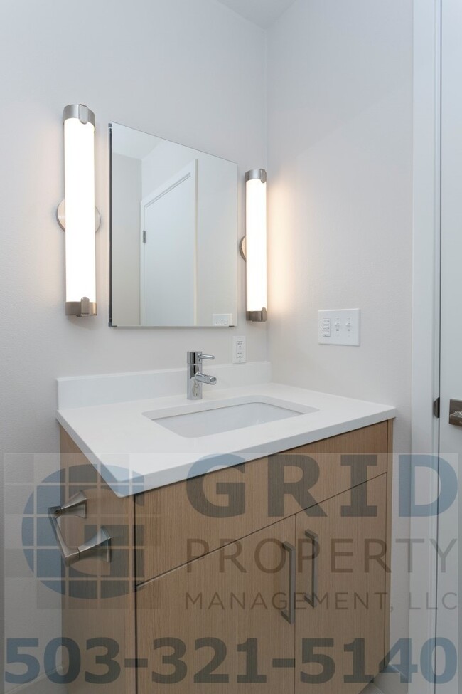 Building Photo - GPM392 - NE Everett St (T1)