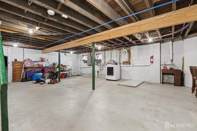 Building Photo - 327 Main St