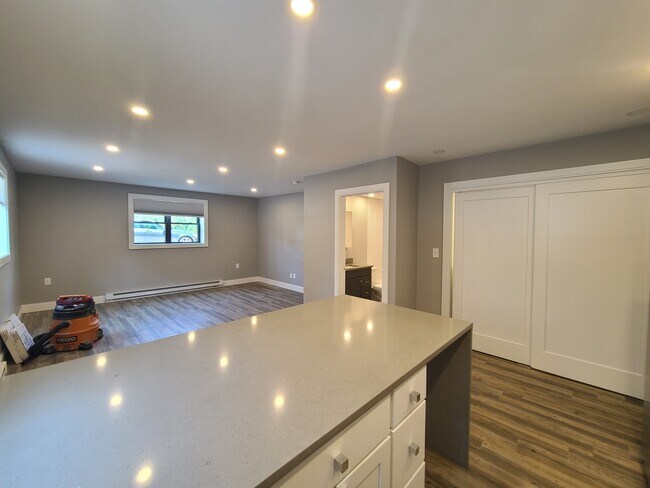 Building Photo - 15 Carson St