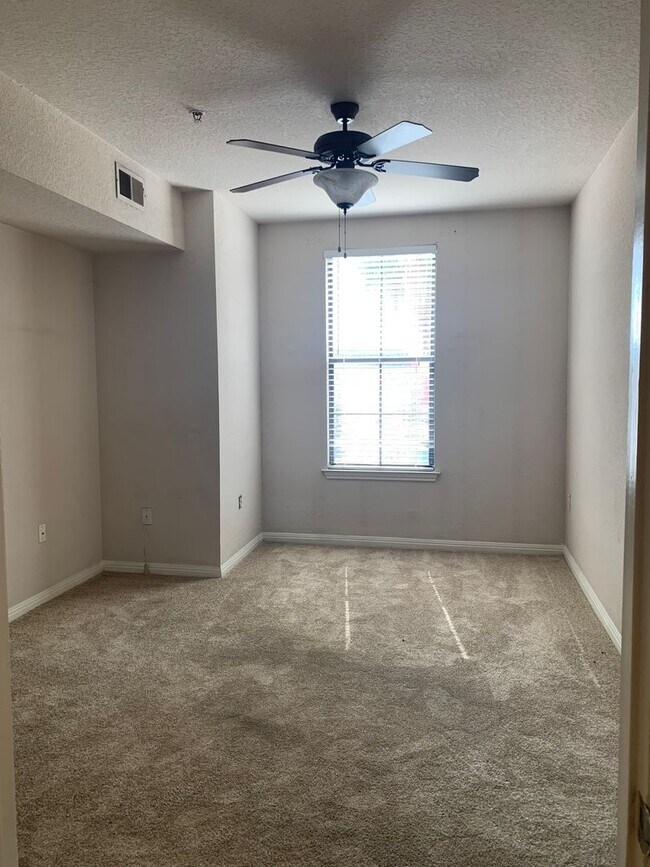 Building Photo - 1x1 Bright and spacious, convenient 1st fl...