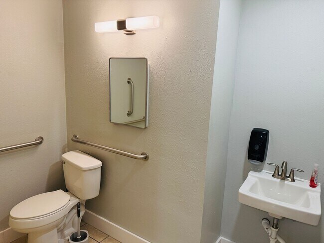Building Photo - West End Location, Perfect for Daycare Cen...