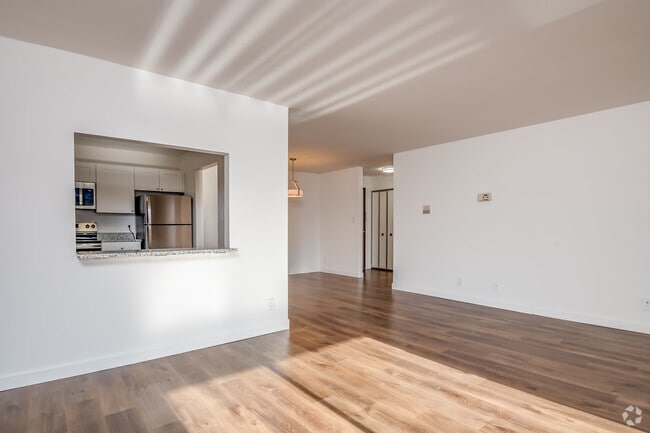 1BR, 1BA - 844SF - Living Room - Foxcroft Apartments