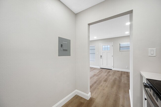 Building Photo - Davis Islands 1/1 Renovated Apartment - IN...