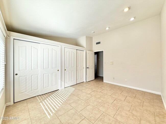 Building Photo - 2718 E Bighorn Ave