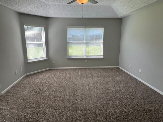 Building Photo - 4BR/2BA Home Walking Distance to Mary Lee ...
