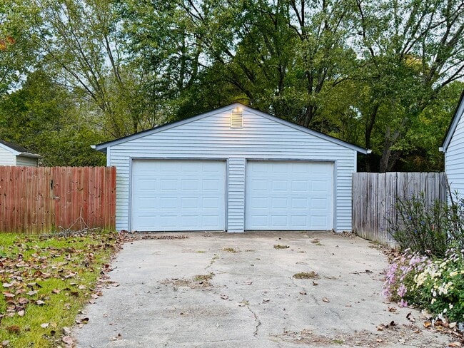 Building Photo - Charming 3bdr Brick Rancher in the Heart o...