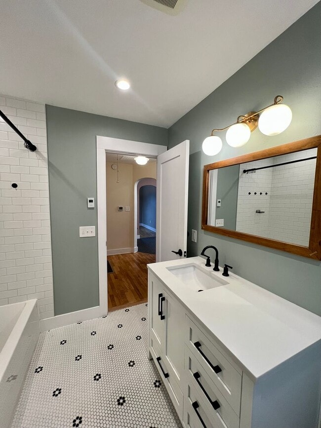 Building Photo - Charming 2 BD + Studio (Water Included)