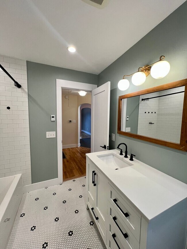 Building Photo - PENDING APPLICATION; Charming 2 BD + Studio (Water Included)