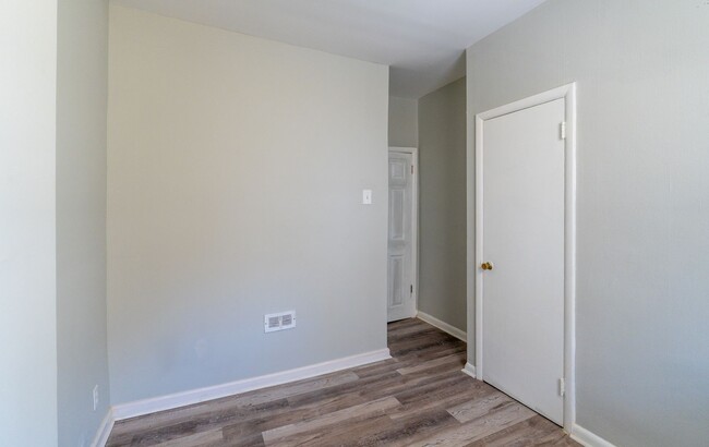 Building Photo - Newbold three bedroom