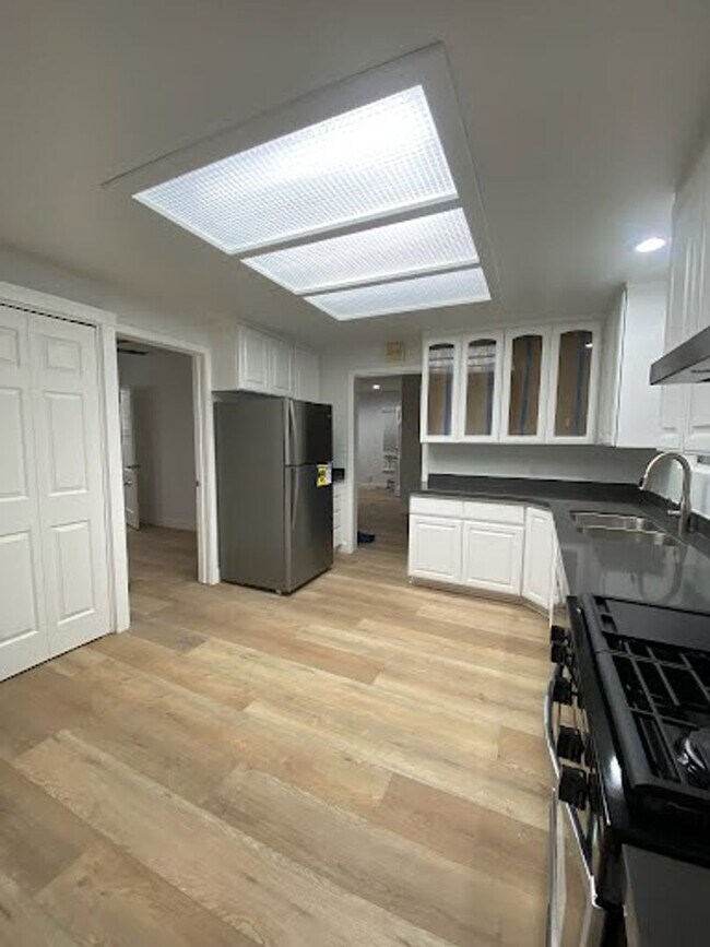 Building Photo - Charming Newly Renovated HOUSE with Privat...