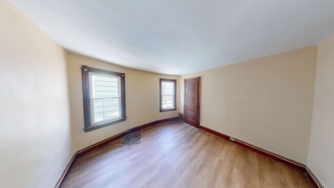 Building Photo - Charming 3 Bedroom Home