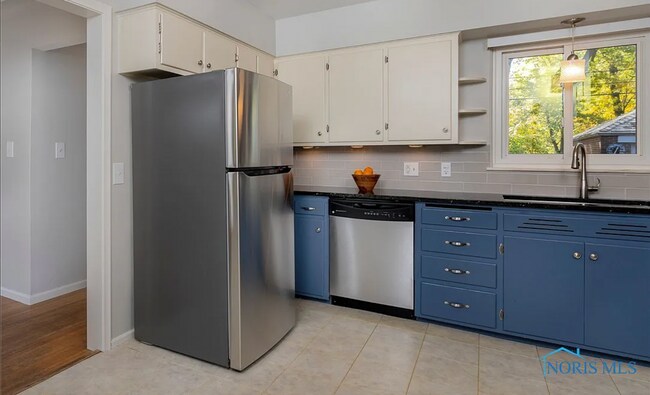 Building Photo - 4033 Hillandale Rd