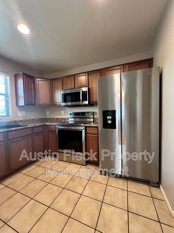 Building Photo - 1720 S Martingale Rd