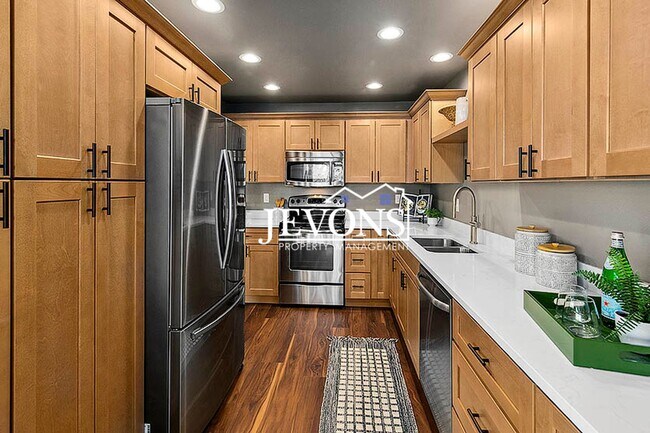 Primary Photo - Top-floor 2-level condo with brand-new kit...