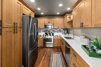 Building Photo - Top-floor 2-level condo with brand-new kit...