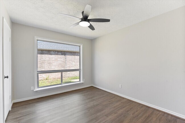 Building Photo - 16106 New Field Dr