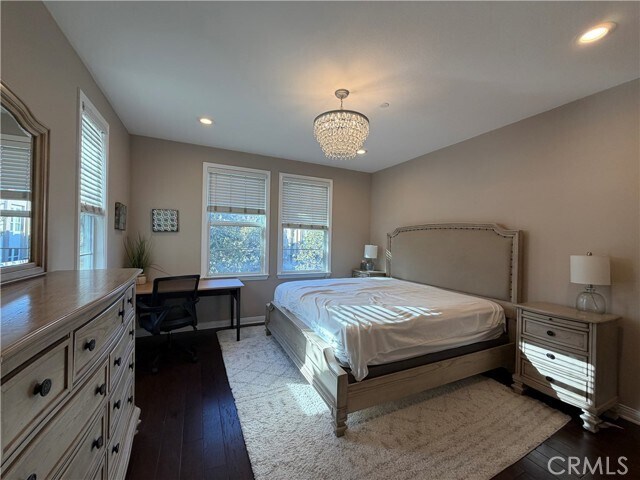 Building Photo - 615 W 1st St