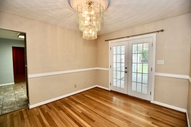 Building Photo - AVAILABLE EARLY MAY, Charming ranch home with front porch in Castle Heights!