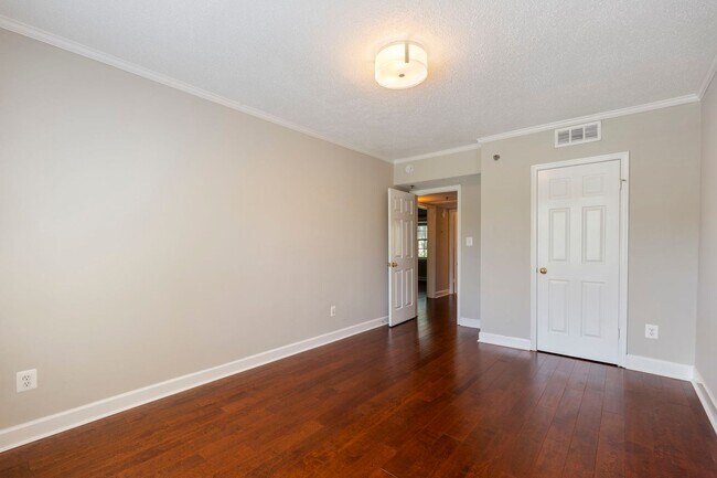 Building Photo - 600 Bashford Ln