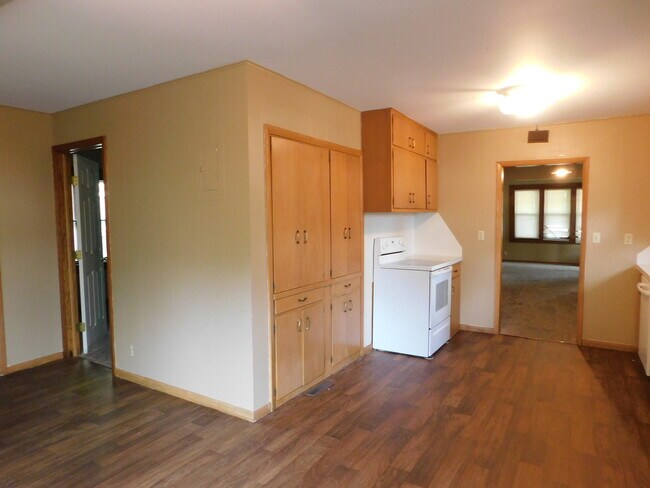 Building Photo - Huge 2 bedroom/1 bath close to the Hosptia...