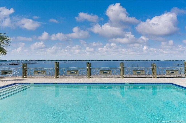 Building Photo - 41 SW Seminole St