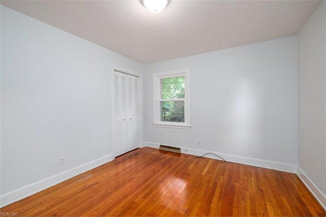 Building Photo - 5525 Greenefield Dr S