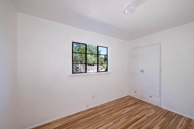 Building Photo - Charming Midtown Santa Fe Home