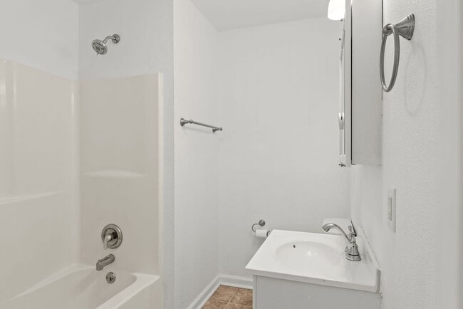 Building Photo - Newly Renovated Alcoa Cottage!!