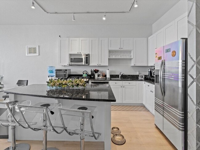 Building Photo - 150 E Robinson St