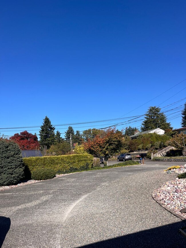 Building Photo - Spacious North Tacoma waterfront Unit with...