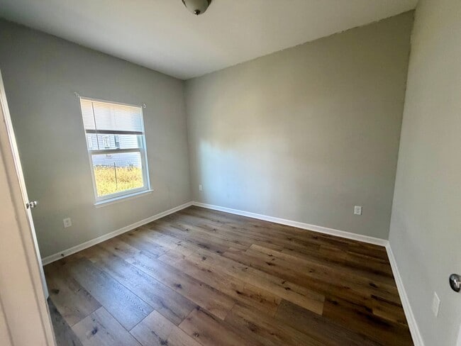 Building Photo - *** MOVE IN SPECIAL *** 3 BED 2 BATH