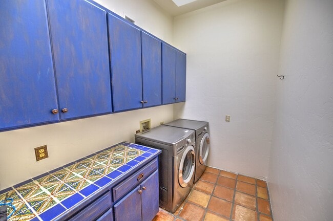 Building Photo - Single Story Foothills Home with Brand New Carpet in all Bedrooms!