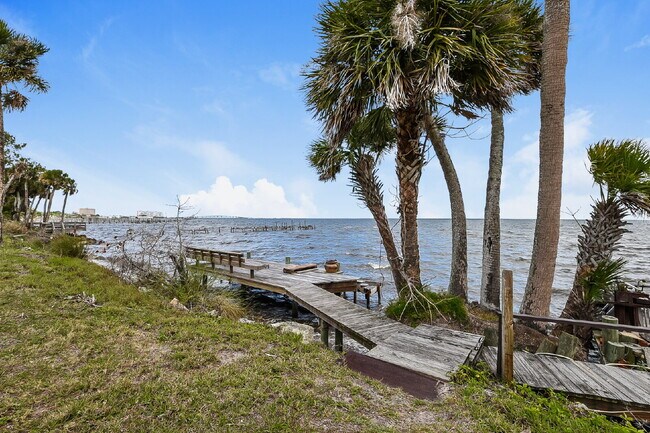Building Photo - Charming 3 Bedroom, 1 Bathroom house on the Indian River!