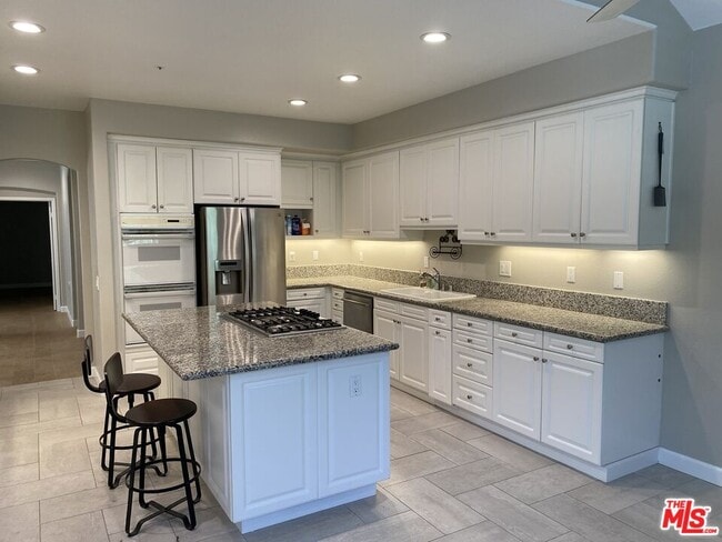 Building Photo - 732 Palisades Dr