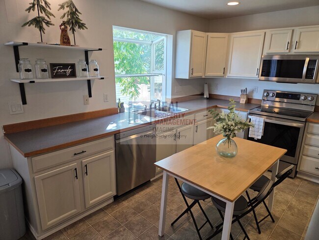 Building Photo - Check Out This Adorable 2.0 bedroom, 2.5 b...