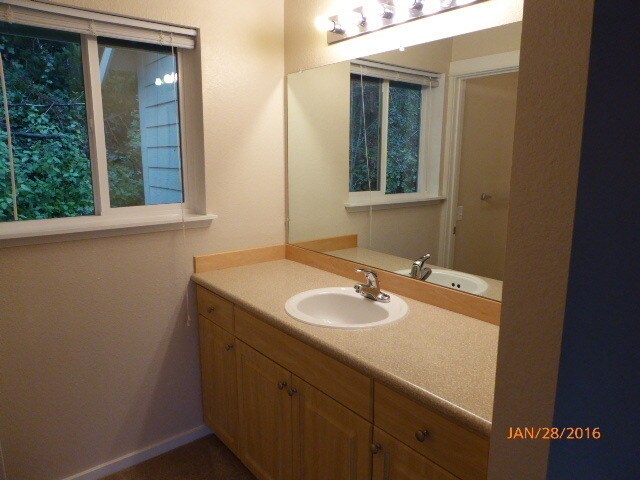 Building Photo - 3 Bed 2 Bath Condo in Factoria