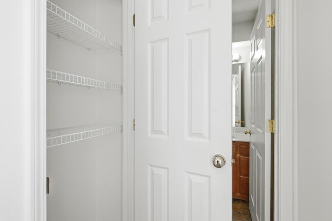 Building Photo - 2413 Northampton Dr