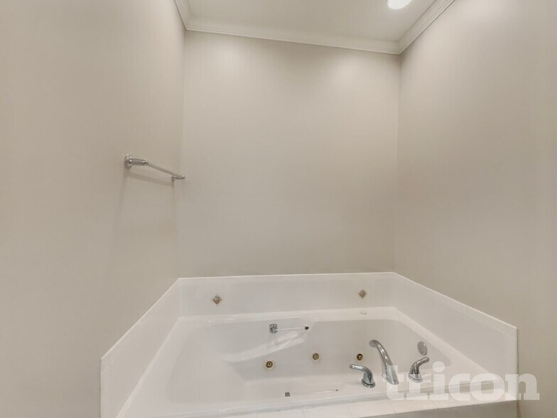 Building Photo - 1585 Deer Run Ct