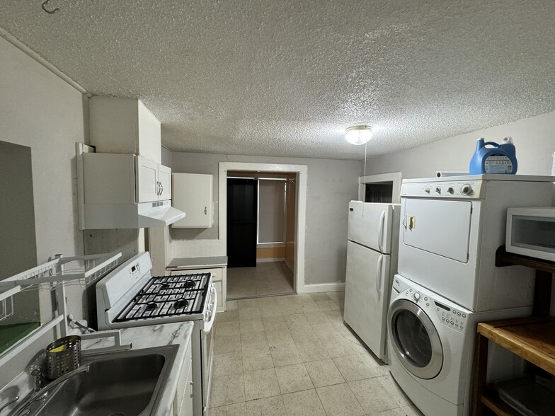 Gas stove w/hood, Microwave, Fridge, Double Sink, Washer and Dryer - 164 13th Ave NE