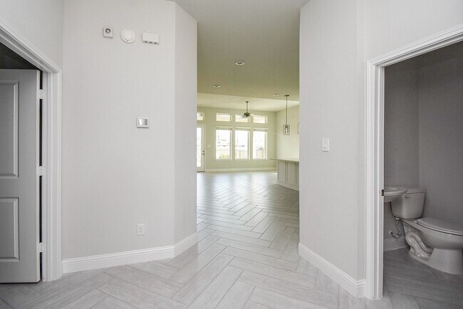 Building Photo - 2323 Birch View Ln