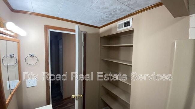 Building Photo - 163 Tecumseh Dr