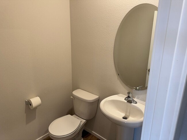 Building Photo - 4 bedroom 2.5 bathroom almost-new house in...