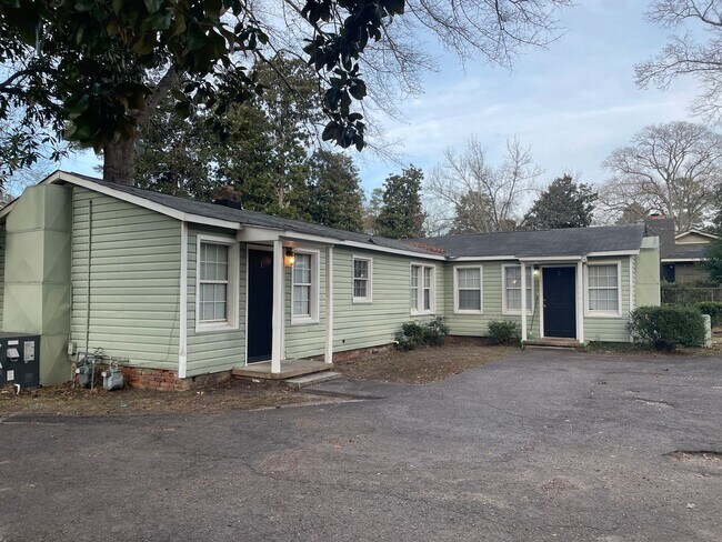 Building Photo - 2 Bed, 1 Bath Apartment