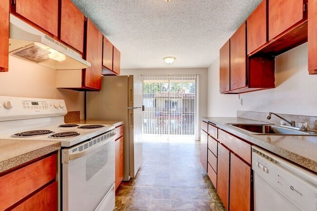 Building Photo - Remoduled 2x1 unit available Dec 1st!!