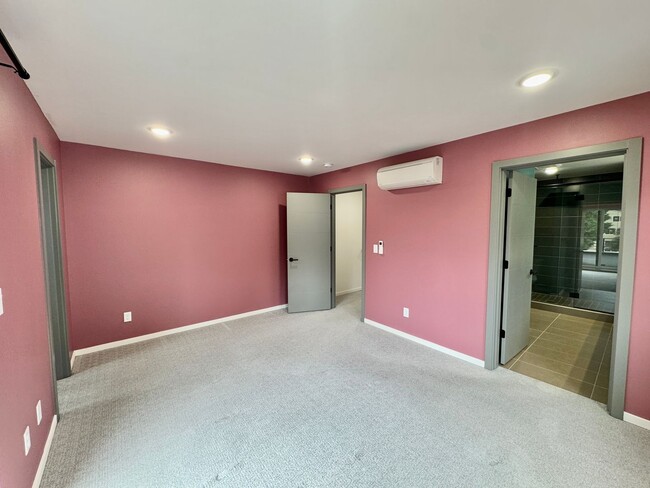 Building Photo - Luxury Townhouse in South Park