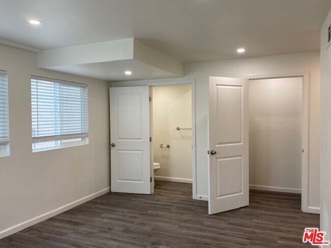 Building Photo - 4832 Rosewood Ave