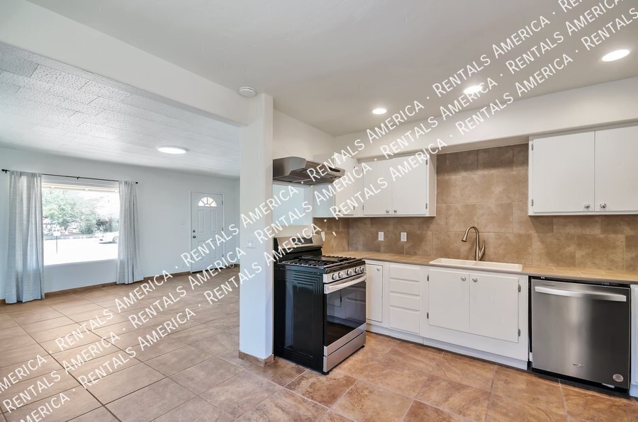 Building Photo - 1520 E Silver St