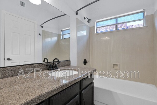 Building Photo - 39 E La Vieve Ln