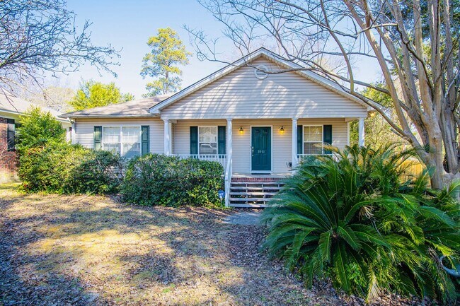 Building Photo - Charming 3 Bedroom, 2 Bathroom in Rosewood - Available May 2026!