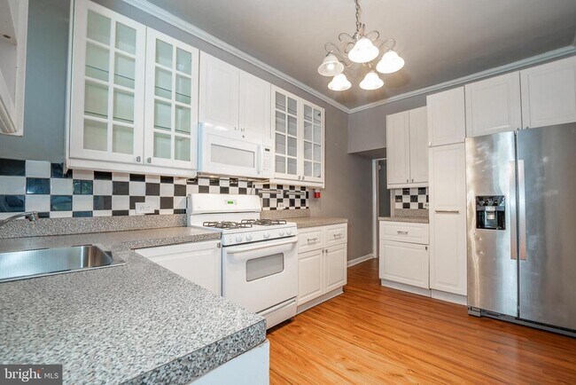 Building Photo - 709 E 20th St